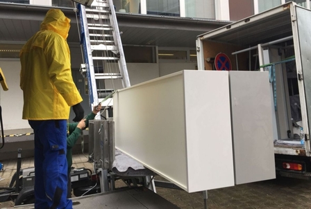 ATN Mitarbeiter beim sicheren Möbeltransport